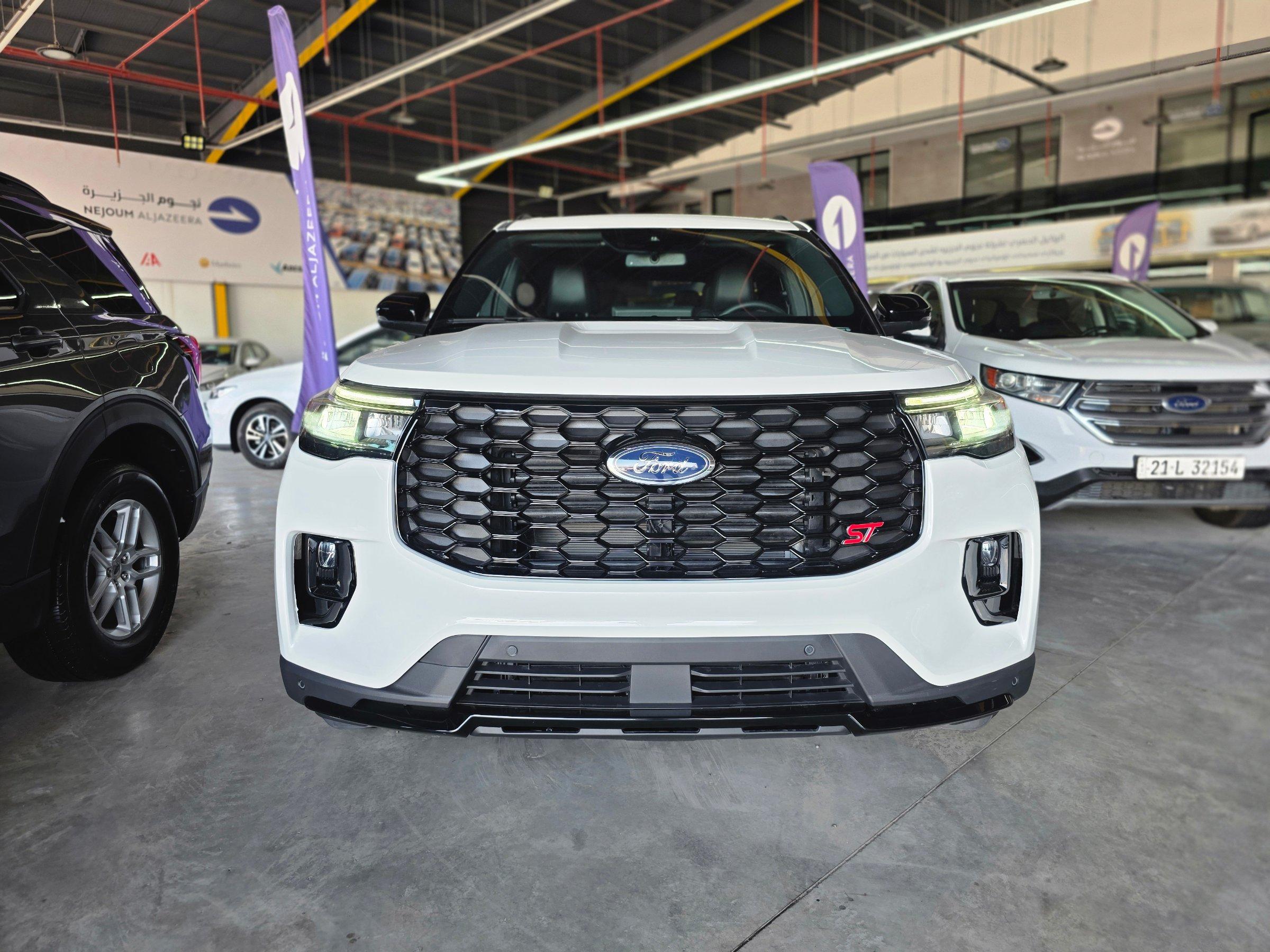 2025 Ford Explorer ST LINE photo 1