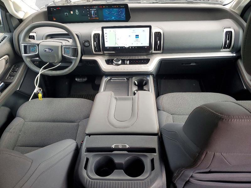 2025 Ford Expedition active photo 1